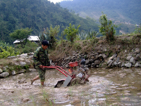 Máy cày chạy bằng động cơ xe máy, sử dụng được ở địa hình dốc của nông dân Nguyễn Anh Tuấn (Mường La, Sơn La). Ảnh: T. Phú 