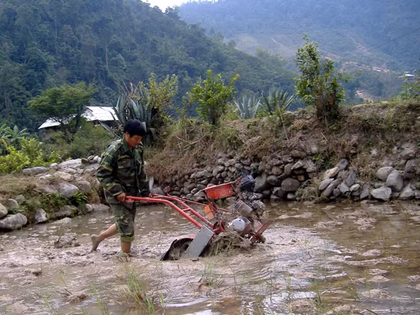 Máy cày chạy bằng động cơ xe máy, sử dụng được ở địa hình dốc của nông dân Nguyễn Anh Tuấn (Mường La, Sơn La). Ảnh: T. Phú. Máy cày chạy bằng động cơ xe máy, sử dụng được ở địa hình dốc của nông dân Nguyễn Anh Tuấn (Mường La, Sơn La). Ảnh: T. Phú