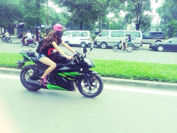 Hầu hết các cô gái cưỡi mô tô khủng đều sở hữu thân hình nóng bỏng, lái những siêu mô tô như Ducati Monster 795, Pheonix 175 , CBR 1000, FZ6 ...mà bất kì đấng mày râu nào cũng mơ ước sở hữu. Ngay lập tức, thiếu nữ trở thành tâm điểm của sự chú ý. Nhiều người nhanh tay chụp lại và đăng tải hình ảnh lên các diễn đàn yêu xe với chú thích thú vị như 