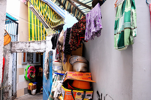 Đồ đạc không thể chứa hết trong nhà nên chị đem ra ngoài hẻm để. Theo quyết định 135 năm 2007 của UBND TP HCM, vị trí mặt tiền, lô đất có diện tích dưới 15 m2, chiều rộng nhỏ hơn 3 m, thì chỉ được cải tạo theo hiện trạng cũ, không xây mới