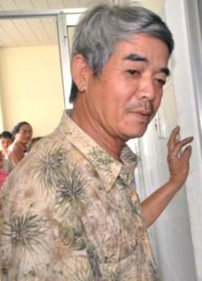 Ông Nguyễn Mùi - cha nuôi cháu Phi bị bắt khẩn cấp vào chiều 14-2 . Ông Nguyễn Mùi - cha nuôi cháu Phi bị bắt khẩn cấp vào chiều 14-2