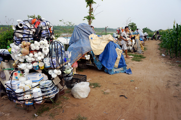 Đồ gốm được bày bán dọc bờ sông Hồng, khu vực phường Tứ Liên