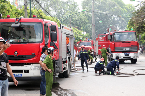 Hàng chục xe cứu hỏa được huy động