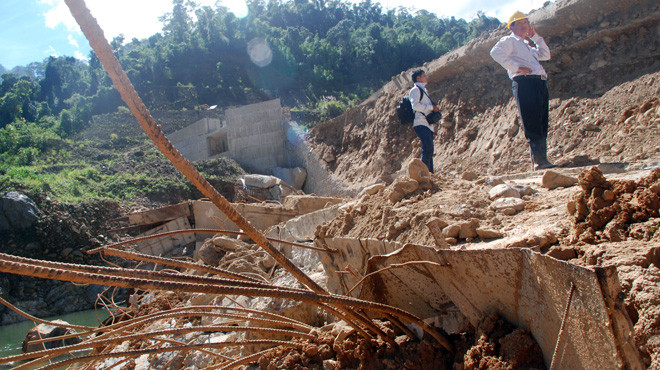 Đập phía thượng lưu thủy điện Đăk Mek 3 gần như vỡ vụn. Ảnh: H.K