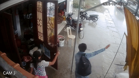 Video 'hot' nhất tuần: Ô tô ngụp lặn ở Quảng Bình trong mưa lớn ảnh 1