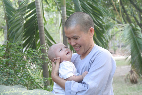 Sư cô Thiền Luận cưng nựng Bin. Bin hơi khó tính vì bé được sinh thiếu tháng, sau khi sinh phải nằm lại bệnh viện để bác sĩ theo dõi thêm. Sư cô Thiền Luận là chị cả của chùa, ngoài ra còn có hai sư cô em là Khánh và Nghị cũng tích cực tham gia vào việc chăm sóc các em bé