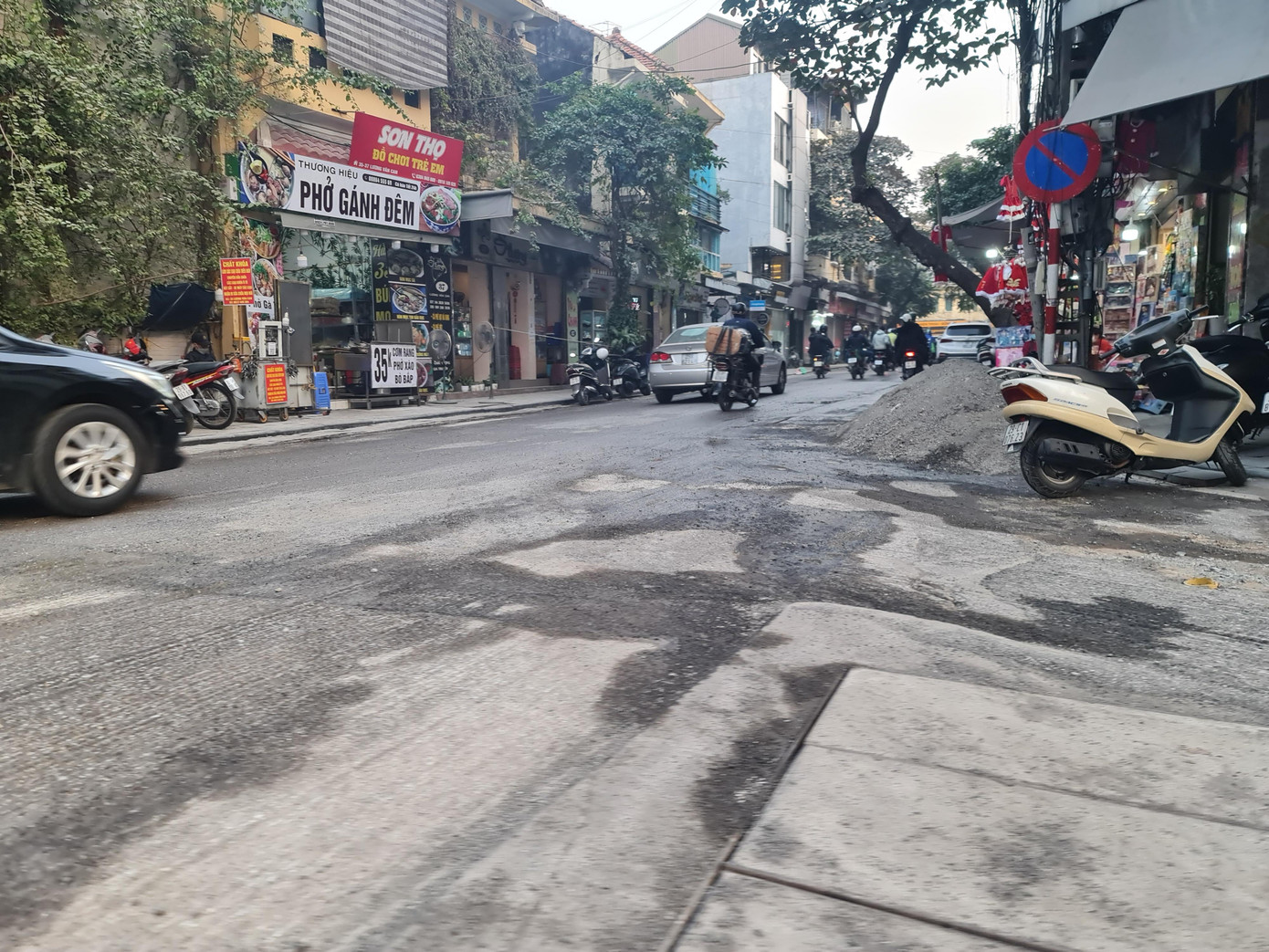 Việc thi công hàng loạt tuyến đường góp phần làm suy giảm chất lượng không khí Hà Nội. Nhiều ngày qua các trạm quan trắc không khí tại Thủ đô cũng ghi nhận chất lượng không khí ở mức rất xấu. Được biết, các dự án thảm mặt đường ở các quận nội do do Ban Duy tu Sở GTVT Hà Nội làm chủ đầu tư.