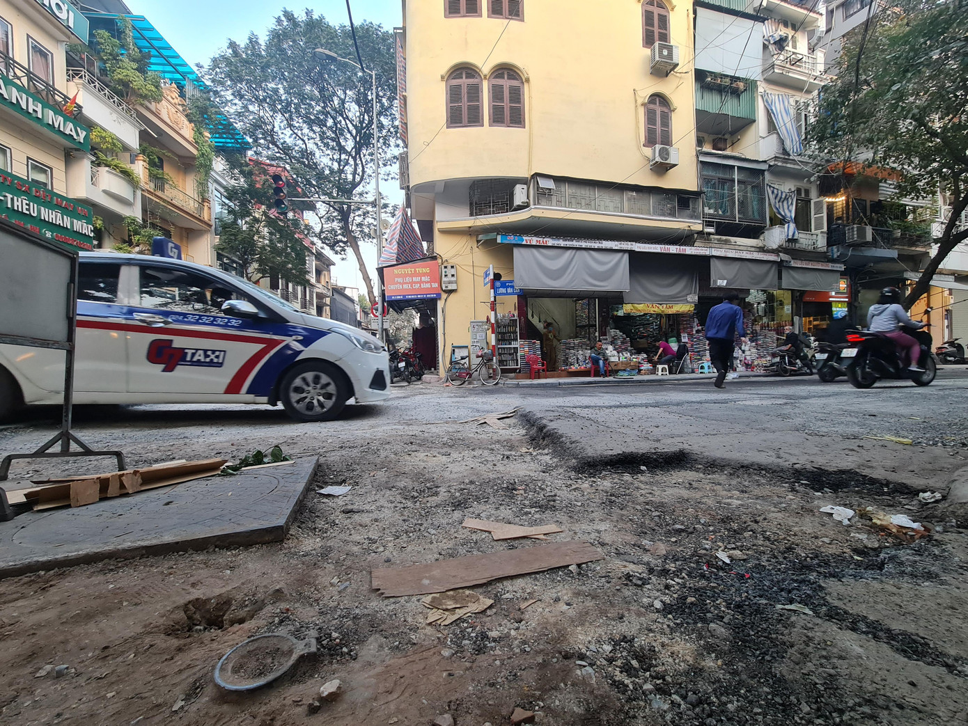 Nhiều đoạn phố cổ người và phương tiện di chuyển gặp nhiều khó khăn do việc thi công kéo dài