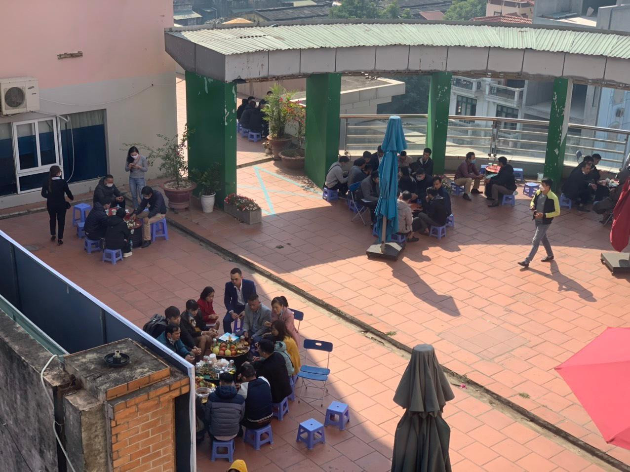 Tụ tập ăn uống tại tầng kỹ thuật sau quyết định đình chỉ của Trưởng Công an quận Đống Đa