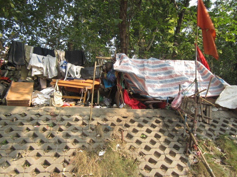 Đồ đồng nát được ông lão có tên là T được thu lượm mang về