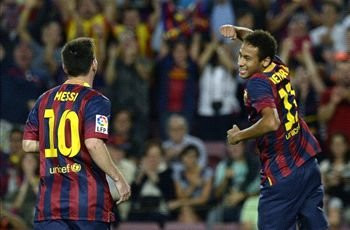 Messi chúc mừng Neymar có bàn đầu tiên tại La Liga