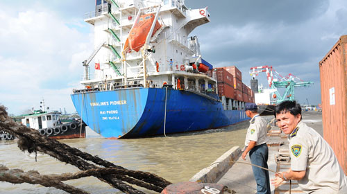 Theo Ủy ban Kinh tế, cổ phần hóa là con đường ngắn nhất áp đặt thị trường cạnh tranh đối với DNNN. Trong ảnh: tàu Vinalines Pioneer là một trong nhiều con tàu cũ do Vinalines mua về khai thác