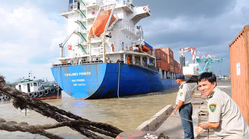 Theo Ủy ban Kinh tế, cổ phần hóa là con đường ngắn nhất áp đặt thị trường cạnh tranh đối với DNNN. Trong ảnh: tàu Vinalines Pioneer là một trong nhiều con tàu cũ do Vinalines mua về khai thác