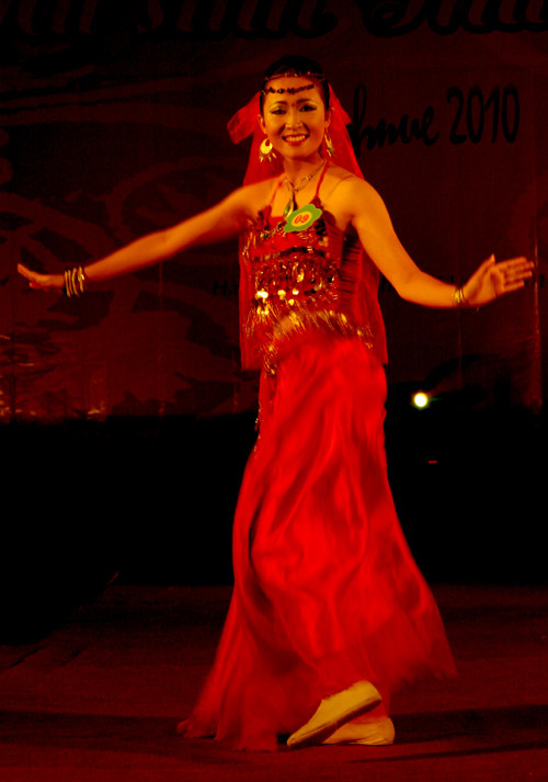 Đêm tài năng không thiếu các tiết mục sôi động: khiêu vũ thể thao, múa Ấn Độ