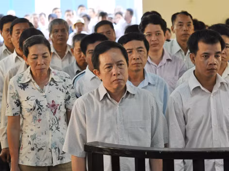 Bị cáo Bùi Phước Dũng (giữa) giữ vai trò chính xây dựng KDC bất hợp pháp