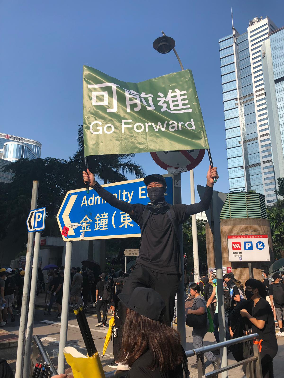 Người biểu tình Hong Kong ném bom xăng, cảnh sát bắn lựu đạn cay, phun vòi rồng ảnh 5