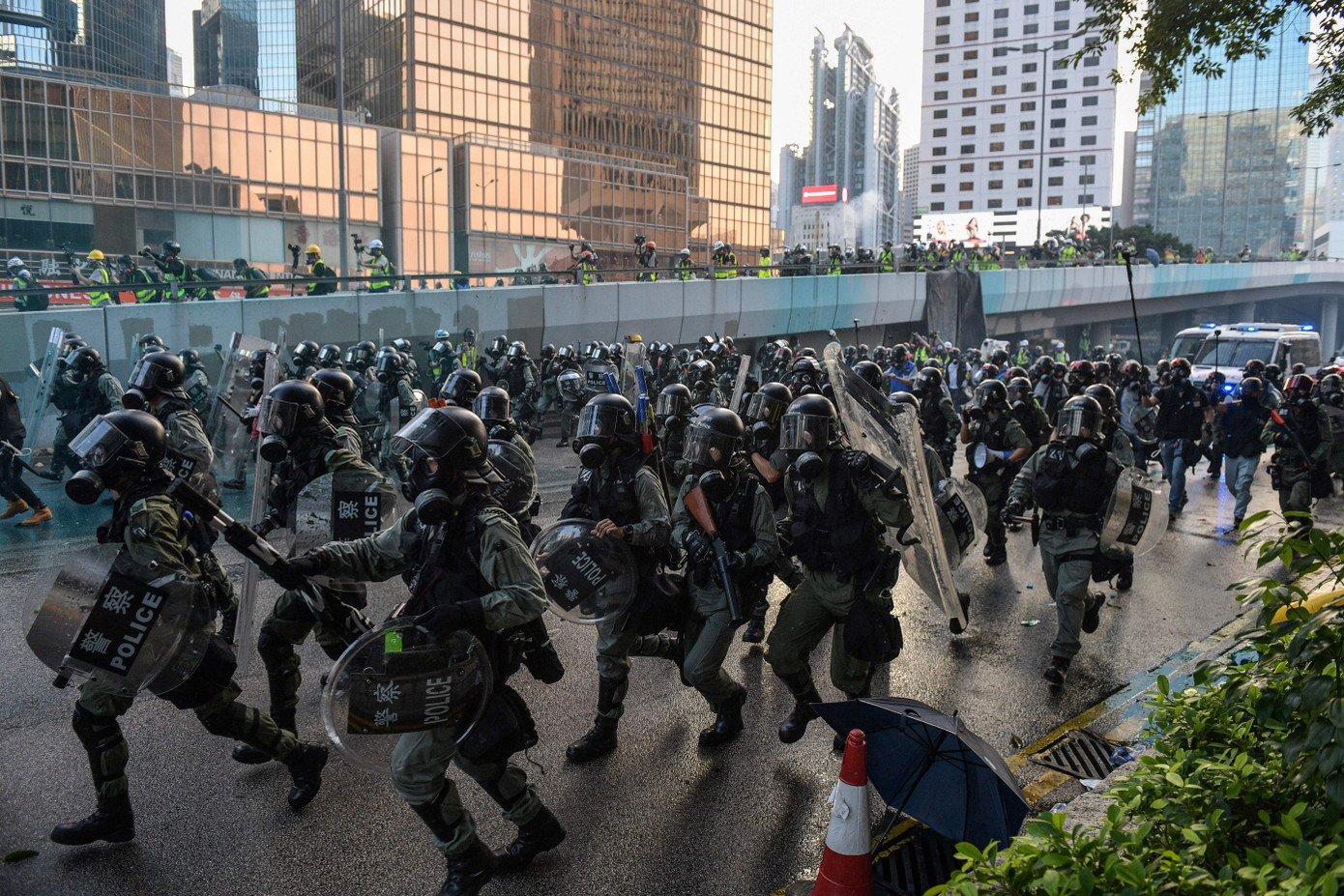 Người biểu tình Hong Kong ném bom xăng, cảnh sát bắn lựu đạn cay, phun vòi rồng ảnh 3