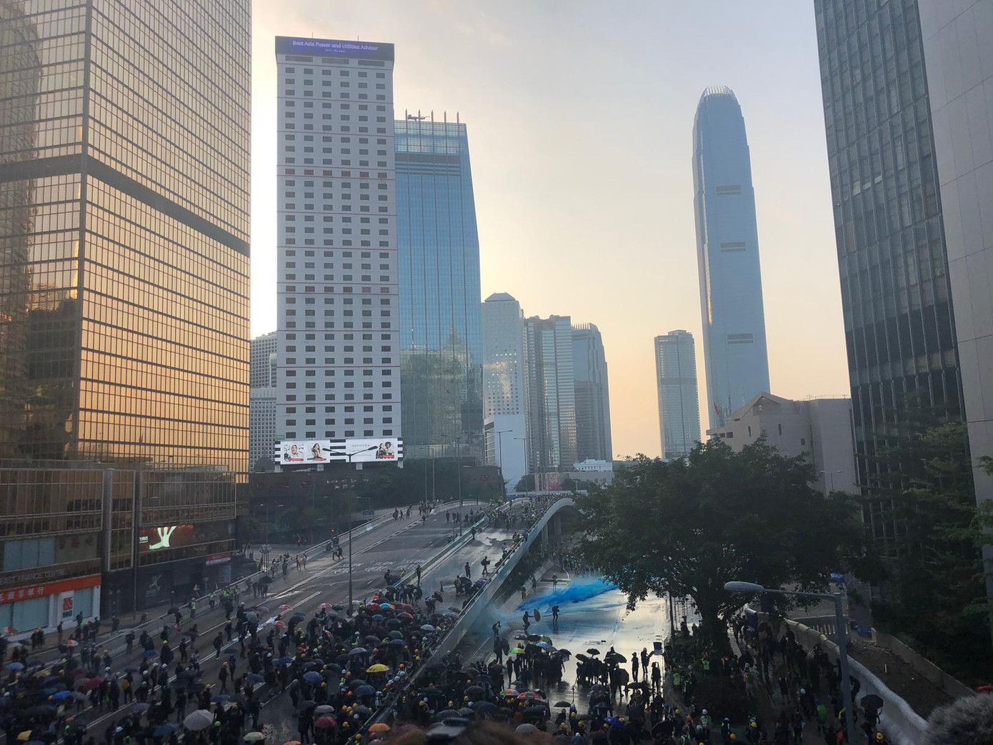 Người biểu tình Hong Kong ném bom xăng, cảnh sát bắn lựu đạn cay, phun vòi rồng ảnh 4