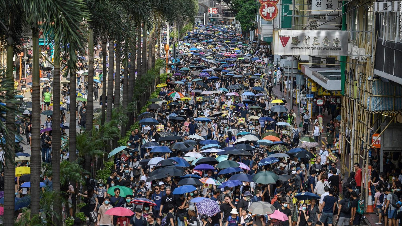 Người biểu tình Hong Kong ném bom xăng, cảnh sát bắn lựu đạn cay, phun vòi rồng ảnh 6