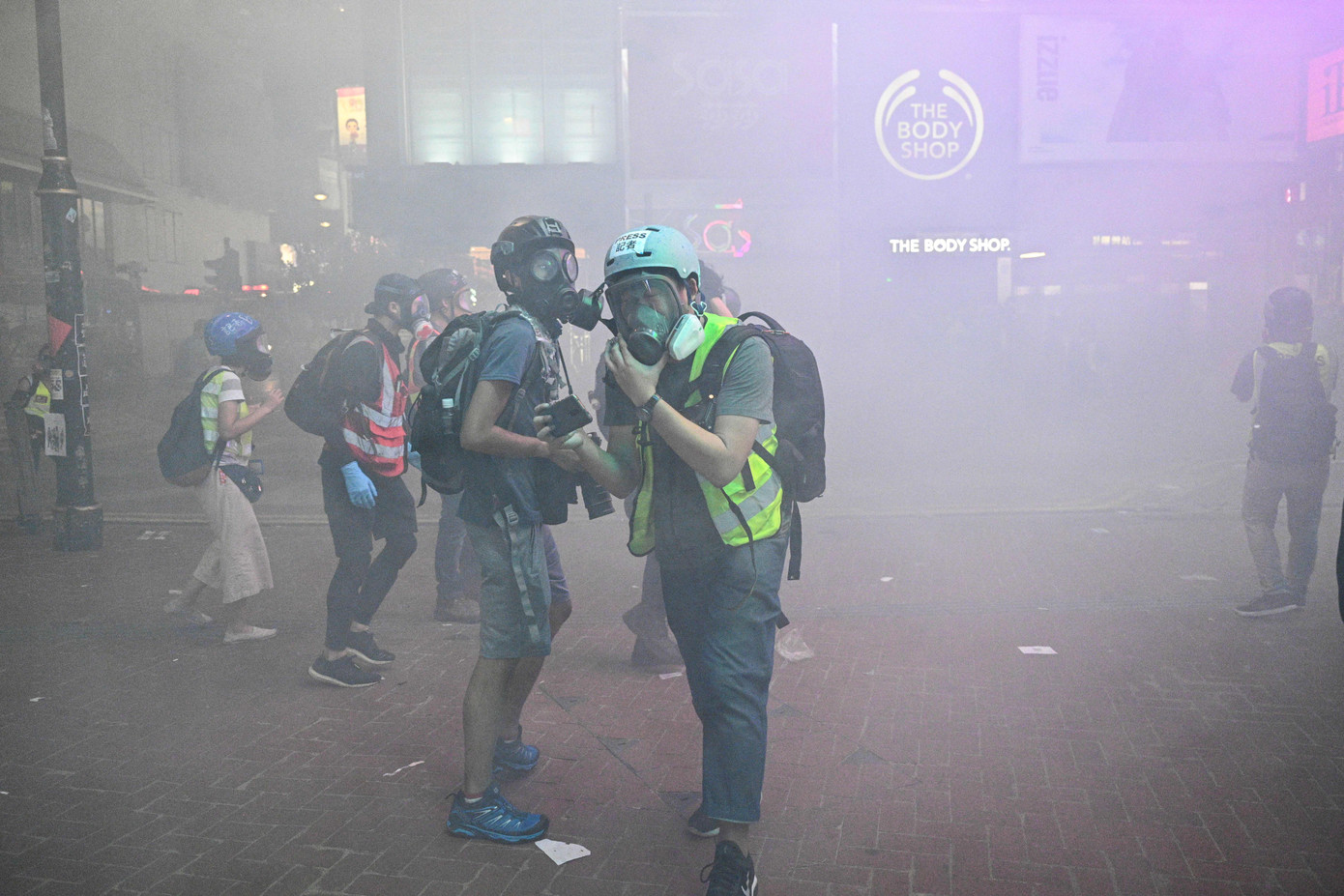 Người biểu tình Hong Kong ném bom xăng, cảnh sát bắn lựu đạn cay, phun vòi rồng ảnh 2