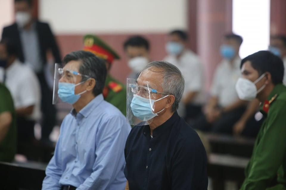 Cựu phó Chủ tịch UBND TPHCM, bị cáo Nguyễn Thành Tài (phải) và cựu Giám đốc Sở TN&amp;MT TPHCM, bị cáo Đào Anh Kiệt tại tòa sáng 29/11.