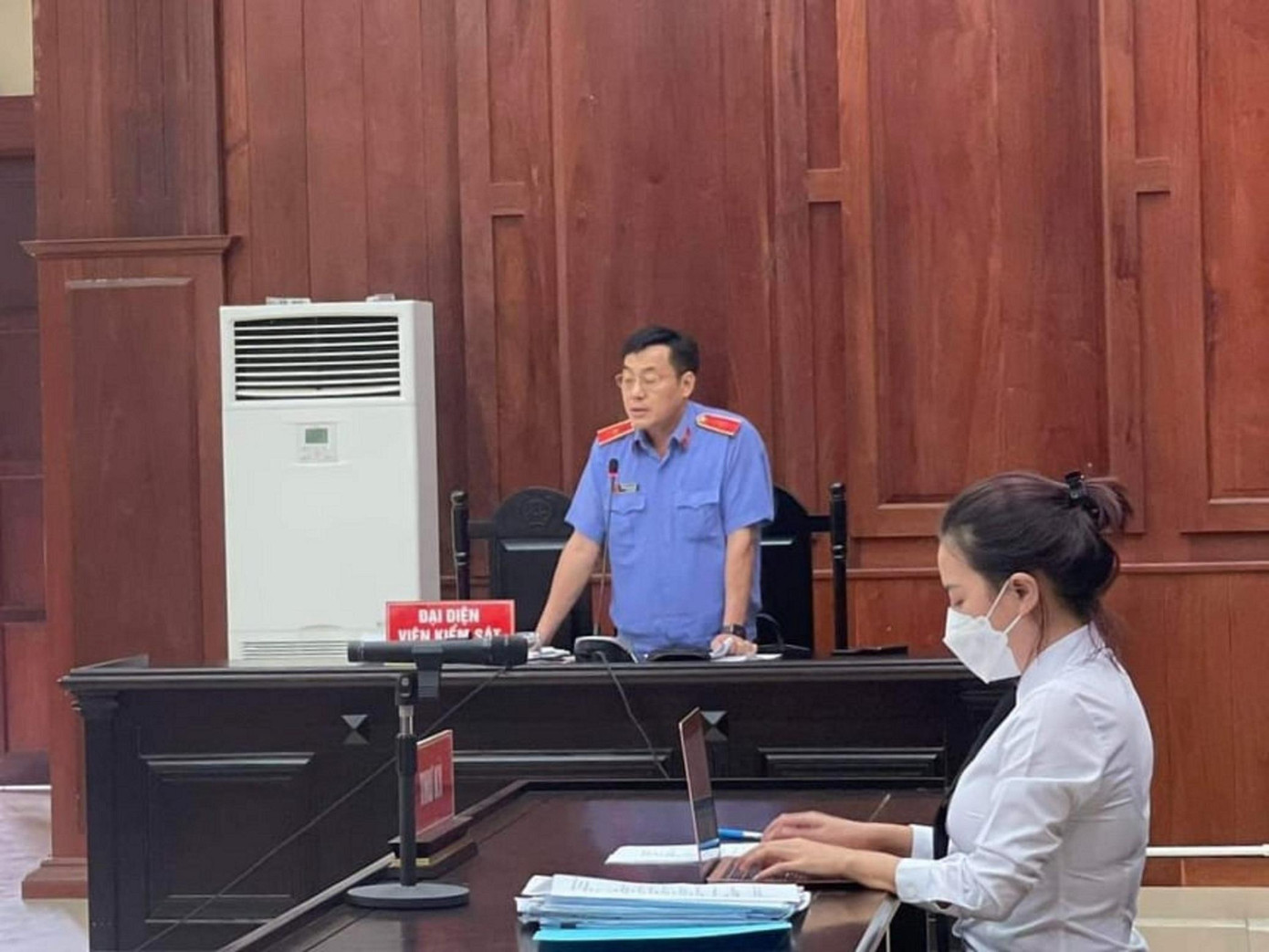 Đại diện Viện Kiểm sát đang nêu quan điểm giải quyết vụ án tại phiên tòa phúc thẩm chiều 29/11. Đại diện Viện Kiểm sát đang nêu quan điểm giải quyết vụ án tại phiên tòa phúc thẩm chiều 29/11.