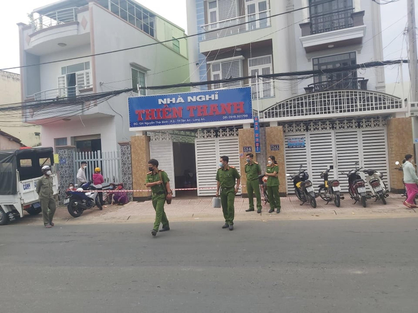 Công an khám nghiệm hiện trường.