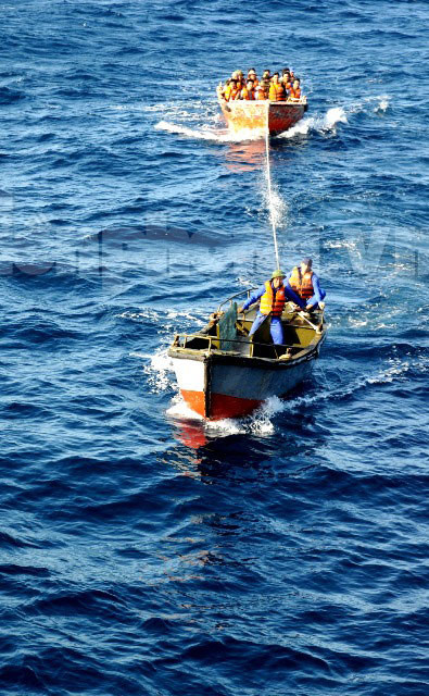 Lai dắt tàu vào đảo