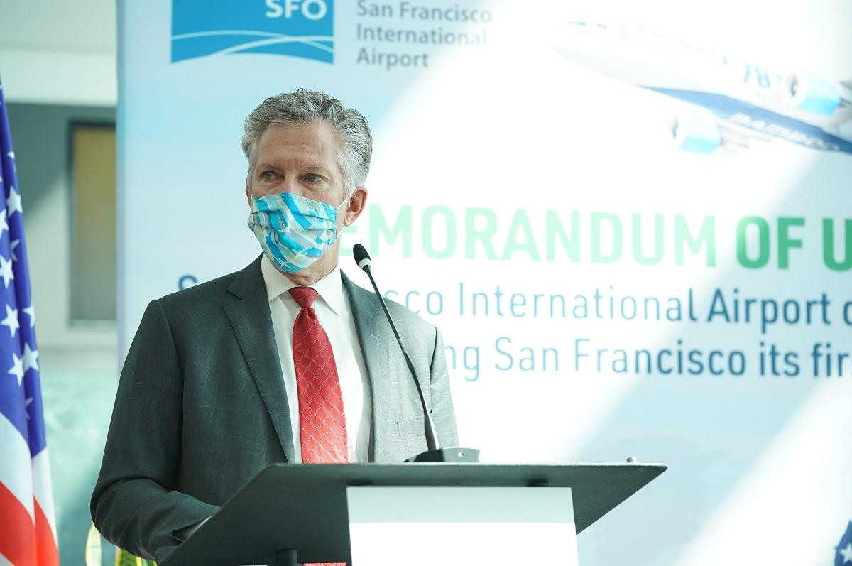 Giám đốc SFO Ivar C. Satero phát biểu trong buổi ký kết Bản ghi nhớ hợp tác với Bamboo Airways. Giám đốc SFO Ivar C. Satero phát biểu trong buổi ký kết Bản ghi nhớ hợp tác với Bamboo Airways.