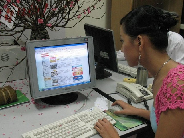 Hoa hậu Mai Phương Thúy cùng các phóng viên, biên tập viên TPO trong thời khắc Giao thừa Xuân Đinh Hợi năm 2007 tại tòa soạn báo Tiền Phong. Ảnh: Xuân Cường Hoa hậu Mai Phương Thúy cùng các phóng viên, biên tập viên TPO trong thời khắc Giao thừa Xuân Đinh Hợi năm 2007 tại tòa soạn báo Tiền Phong. Ảnh: Xuân Cường