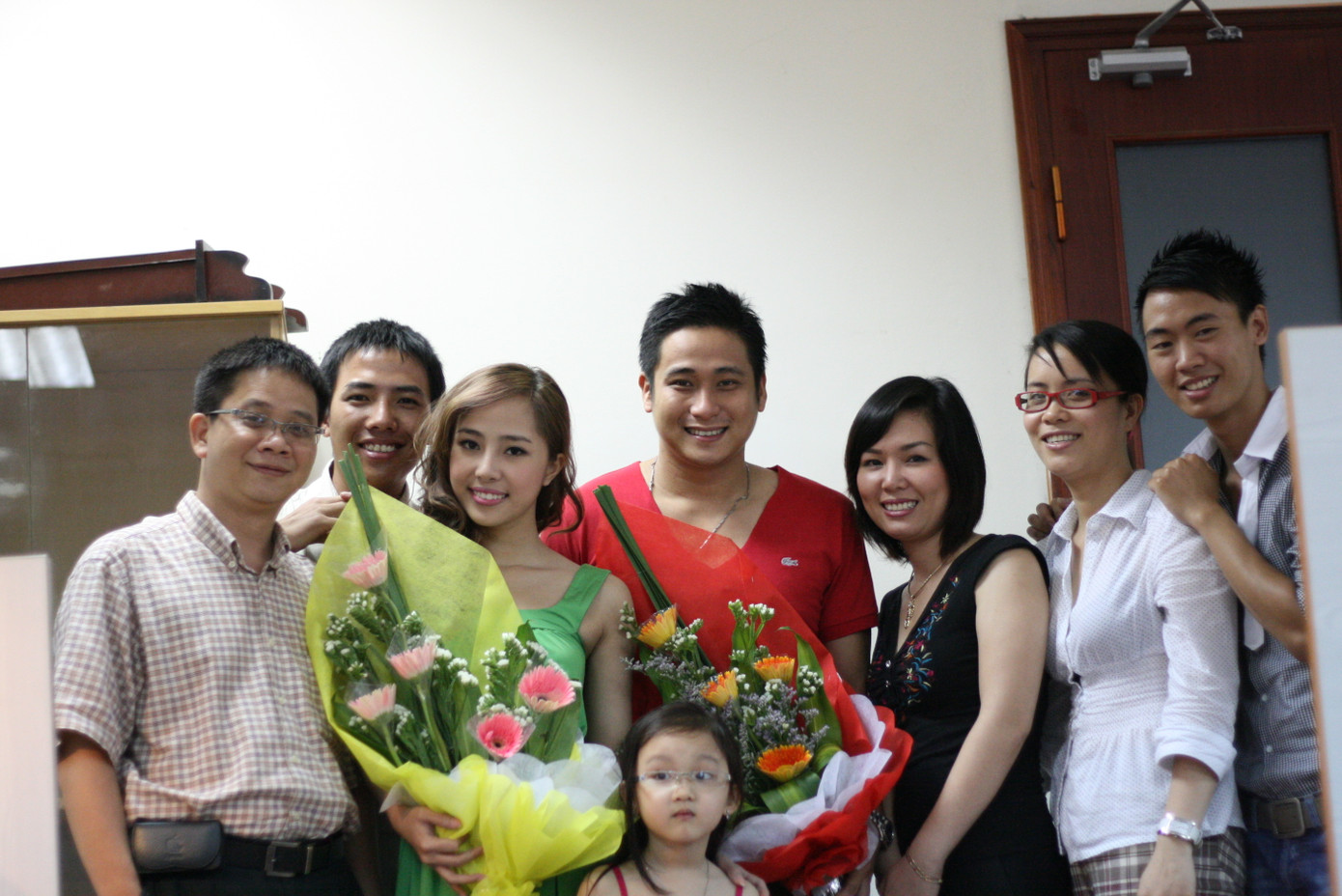 Ông Nguyễn Việt Hùng, nguyên Trưởng ban Tiền Phong điện tử (người đeo kính) cùng ekip cán bộ của TPO giao lưu trực tuyến với diễn viên chính của bộ phim đang tạo nên "cơn sốt" năm 2009 "Lập trình cho trái tim". Ông Nguyễn Việt Hùng, nguyên Trưởng ban Tiền Phong điện tử (người đeo kính) cùng ekip cán bộ của TPO giao lưu trực tuyến với diễn viên chính của bộ phim đang tạo nên "cơn sốt" năm 2009 "Lập trình cho trái tim".