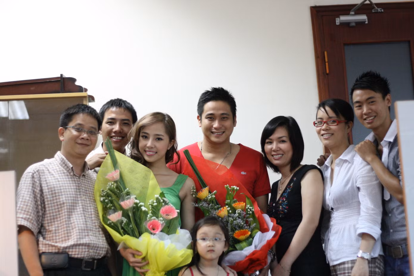 Ông Nguyễn Việt Hùng, nguyên Trưởng ban Tiền Phong điện tử (người đeo kính) cùng ekip cán bộ của TPO giao lưu trực tuyến với diễn viên chính của bộ phim đang tạo nên "cơn sốt" năm 2009 "Lập trình cho trái tim".