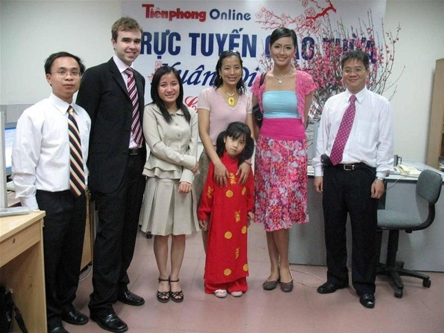 Hoa hậu Mai Phương Thúy cùng các phóng viên, biên tập viên TPO trong thời khắc Giao thừa Xuân Đinh Hợi năm 2007 tại tòa soạn báo Tiền Phong. Ảnh: Xuân Cường Hoa hậu Mai Phương Thúy cùng các phóng viên, biên tập viên TPO trong thời khắc Giao thừa Xuân Đinh Hợi năm 2007 tại tòa soạn báo Tiền Phong. Ảnh: Xuân Cường
