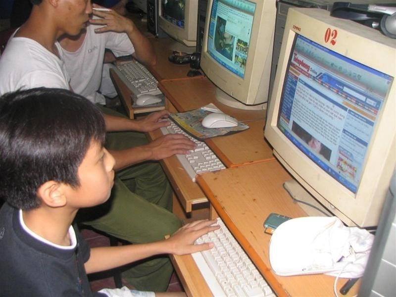 Các game thủ bỏ chơi game, theo dõi diễn biến vụ giải cứu con tin ở Hà Đông ngày 11/5/2005 được tường thuật trực tiếp trên TPO. Các game thủ bỏ chơi game, theo dõi diễn biến vụ giải cứu con tin ở Hà Đông ngày 11/5/2005 được tường thuật trực tiếp trên TPO.