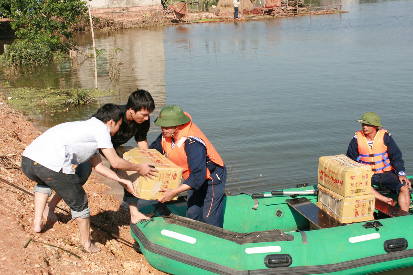 Nhóm phóng viên trẻ của TPO tham gia hỗ trợ bà con tại trận lũ lụt ở xã Nam Phương Tiến, Chương Mỹ, Hà Tây năm 2008. Ảnh: Phan Kiền Nhóm phóng viên trẻ của TPO tham gia hỗ trợ bà con tại trận lũ lụt ở xã Nam Phương Tiến, Chương Mỹ, Hà Tây năm 2008. Ảnh: Phan Kiền