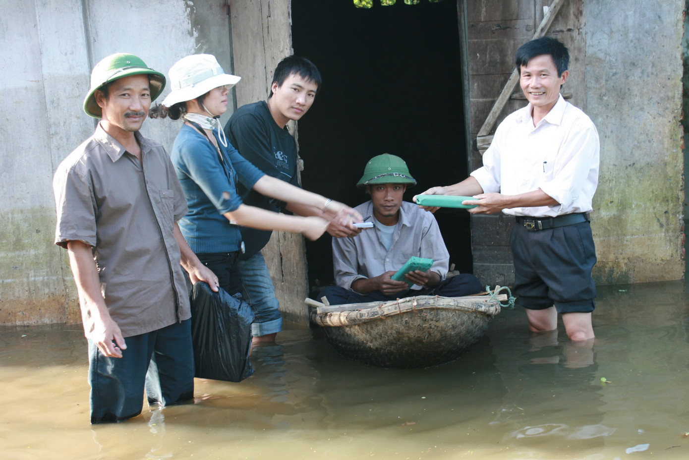 Nhóm phóng viên trẻ của TPO tham gia hỗ trợ bà con tại trận lũ lụt ở xã Nam Phương Tiến, Chương Mỹ, Hà Tây năm 2008. Ảnh: Phan Kiền Nhóm phóng viên trẻ của TPO tham gia hỗ trợ bà con tại trận lũ lụt ở xã Nam Phương Tiến, Chương Mỹ, Hà Tây năm 2008. Ảnh: Phan Kiền
