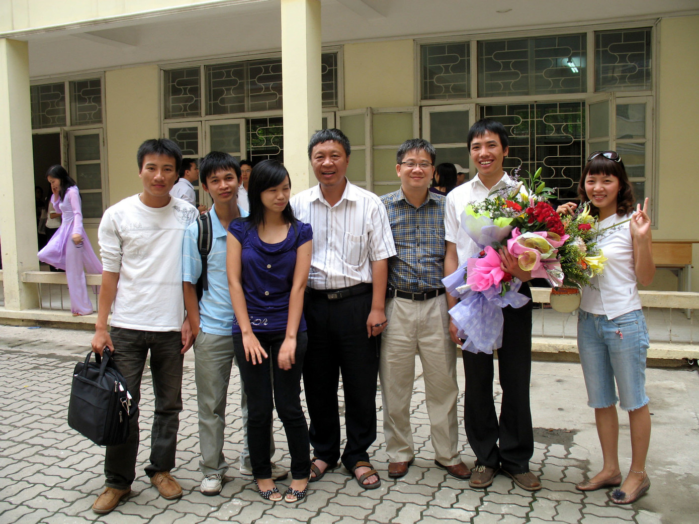 Phó TBT Nguyễn Ngọc Nam (áo trắng đứng giữa), trưởng ban TPO Nguyễn Việt Hùng (đeo kính) và các PV, CTV đến dự ngày bảo vệ luận văn thạc sĩ của Phan Kiền năm 2008.