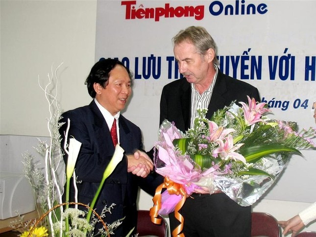 Tổng biên tập Dương Xuân Nam tặng hoa HLV Riedl tại buổi giao lưu trực tuyến tại báo điện tử Tiền Phong năm 2007. Tổng biên tập Dương Xuân Nam tặng hoa HLV Riedl tại buổi giao lưu trực tuyến tại báo điện tử Tiền Phong năm 2007.