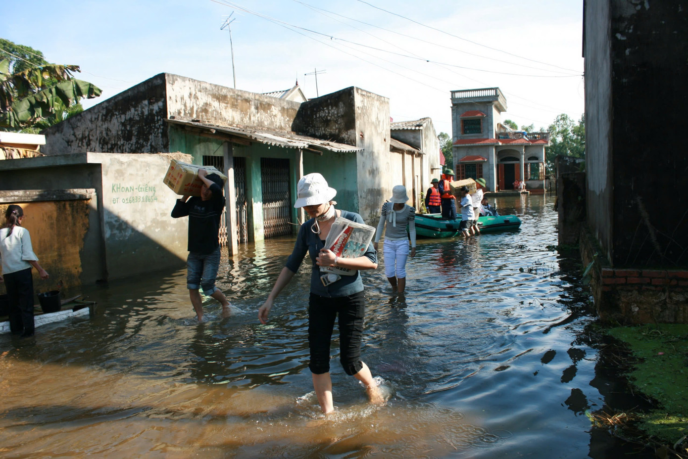Nhóm phóng viên trẻ của TPO tham gia hỗ trợ bà con tại trận lũ lụt ở xã Nam Phương Tiến, Chương Mỹ, Hà Tây năm 2008. Ảnh: Phan Kiền Nhóm phóng viên trẻ của TPO tham gia hỗ trợ bà con tại trận lũ lụt ở xã Nam Phương Tiến, Chương Mỹ, Hà Tây năm 2008. Ảnh: Phan Kiền