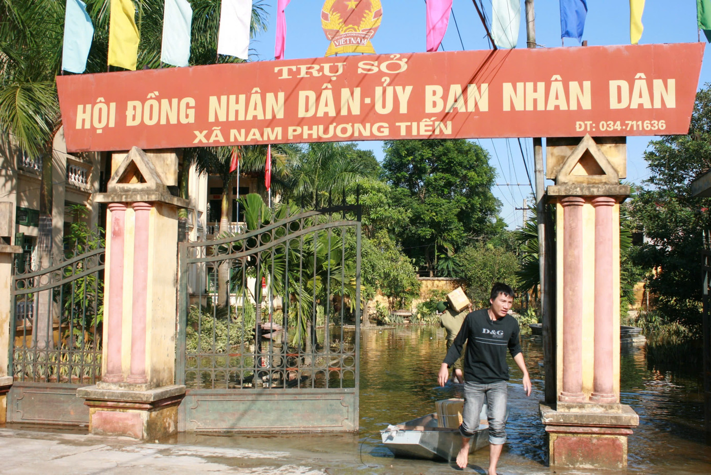 Nhóm phóng viên trẻ của TPO tham gia hỗ trợ bà con tại trận lũ lụt ở xã Nam Phương Tiến, Chương Mỹ, Hà Tây năm 2008. Ảnh: Phan Kiền Nhóm phóng viên trẻ của TPO tham gia hỗ trợ bà con tại trận lũ lụt ở xã Nam Phương Tiến, Chương Mỹ, Hà Tây năm 2008. Ảnh: Phan Kiền