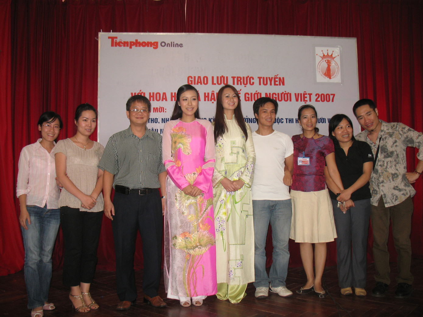 Nhà báo Nguyễn Việt Hùng - Trưởng ban đầu tiên của Tiền Phong điện tử (đeo kính) cùng cán bộ PV của TPO trong buổi giao lưu trực tuyến với Hoa hậu, Á hậu Thế giới Người Việt năm 2007. Nhà báo Nguyễn Việt Hùng - Trưởng ban đầu tiên của Tiền Phong điện tử (đeo kính) cùng cán bộ PV của TPO trong buổi giao lưu trực tuyến với Hoa hậu, Á hậu Thế giới Người Việt năm 2007.