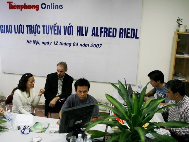 Tổng biên tập Dương Xuân Nam tặng hoa HLV Riedl tại buổi giao lưu trực tuyến tại báo điện tử Tiền Phong năm 2007. Tổng biên tập Dương Xuân Nam tặng hoa HLV Riedl tại buổi giao lưu trực tuyến tại báo điện tử Tiền Phong năm 2007.