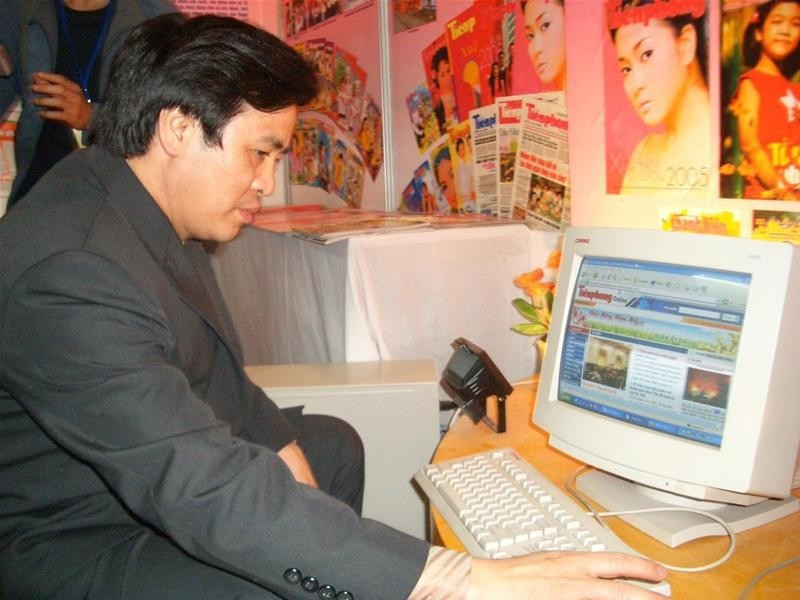 Bí thư thứ nhất Trung ương Đoàn Hoàng Bình Quân đọc Báo điện tử Tiền Phong tại Hội báo Xuân ngày 31/1/2005. Bí thư thứ nhất Trung ương Đoàn Hoàng Bình Quân đọc Báo điện tử Tiền Phong tại Hội báo Xuân ngày 31/1/2005.