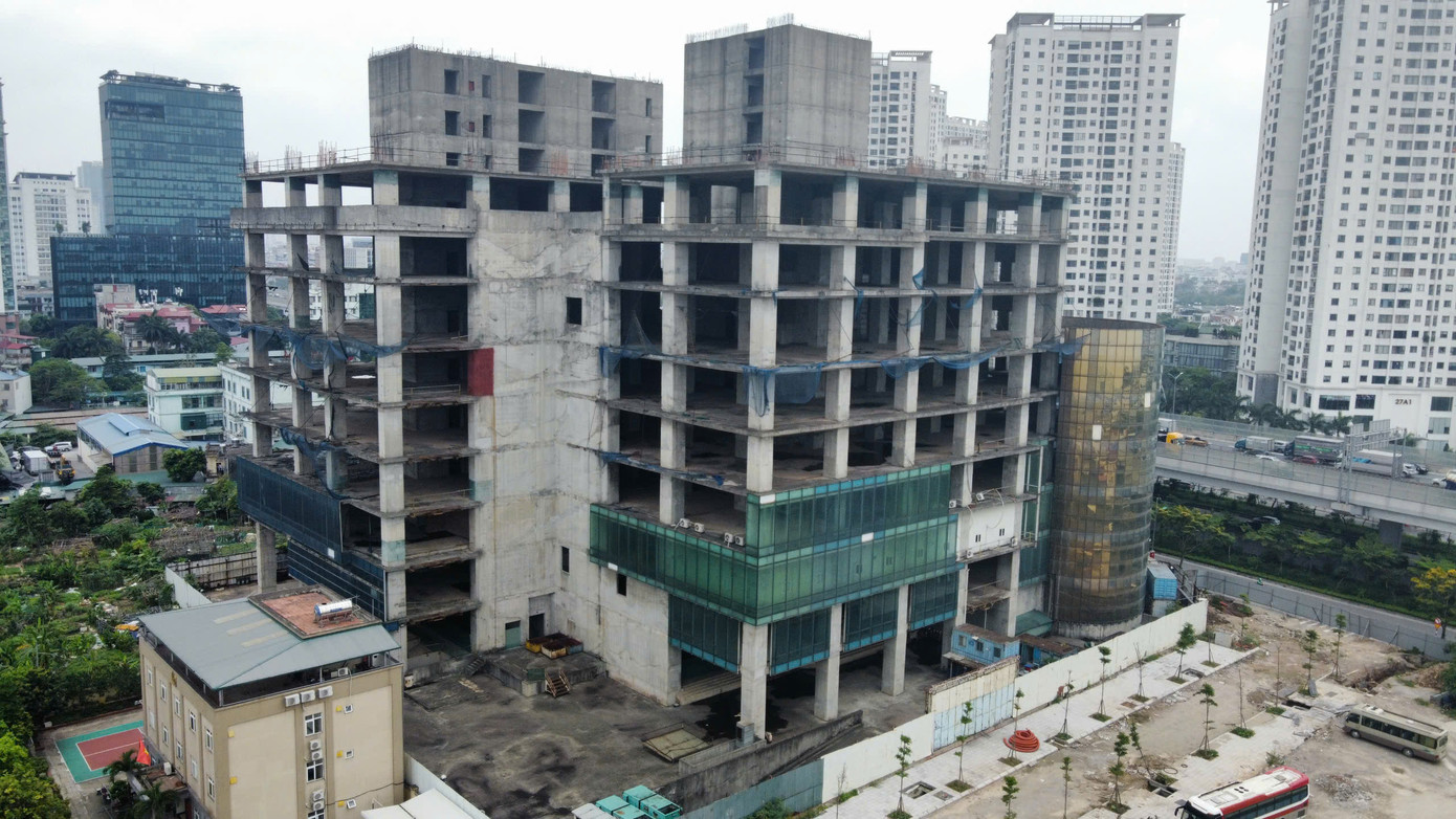 Tuy nhiên, tháng 5/2011, sau sự cố thi công tại tầng 9 khối căn hộ và một số rắc rối tài chính của chủ đầu tư, công trình này đã bị dừng triển khai và nằm "đắp chiếu" từ đó đến nay.