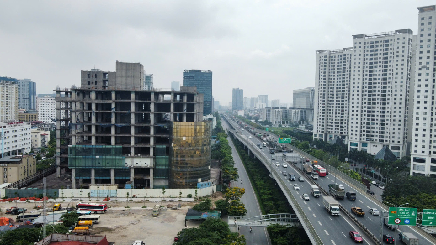 Dự án Habico Tower nằm trên đường Phạm Văn Đồng (Hà Nội) - cạnh tuyến đường Vành đai 3 trên cao. Dự án được thực hiện từ năm 2008 do Công ty cổ phần Hải Bình (Habico) làm chủ đầu tư trên khu đất gần 4.500m2 cùng vốn đầu tư khoảng 220 triệu USD (hơn 5.000 tỷ đồng).