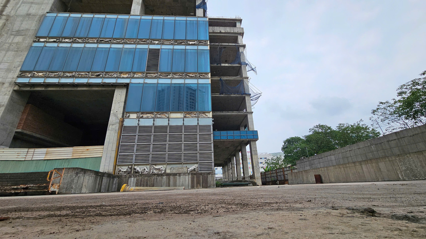 Dự án bỏ hoang từ lâu, bên trong không có bóng người.