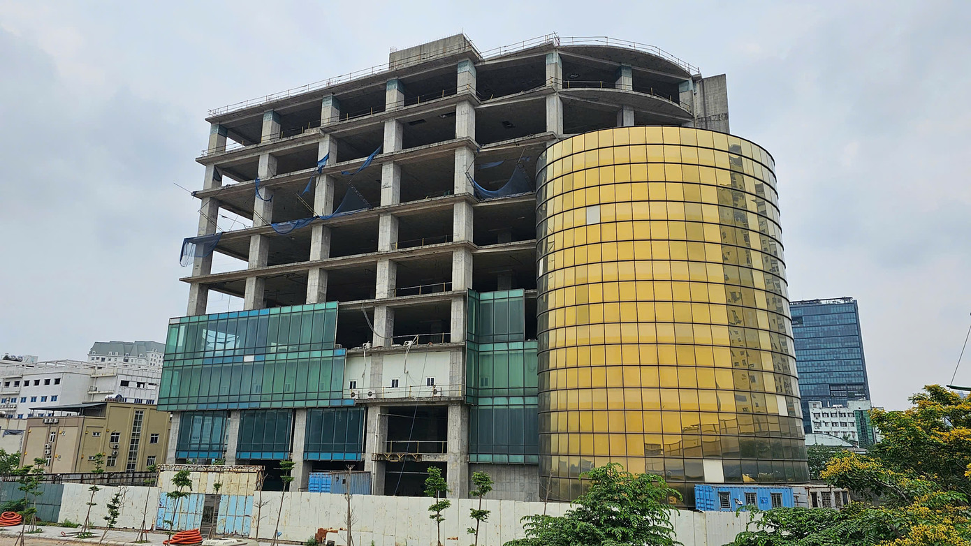 Thời điểm đó, chủ đầu tư từng gây chấn động khi công bố giá căn hộ thấp nhất từ 21 tỷ đồng và cao nhất là 85 tỷ đồng, mỗi tầng cũng được cho chỉ mất 7 ngày để hoàn thiện xây dựng.