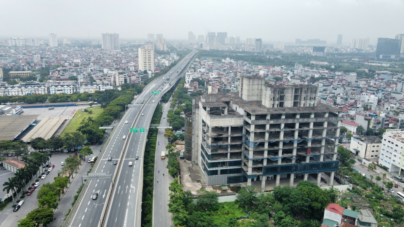 Dự án Habico Tower đến nay vẫn là khối bê tông hoang lạnh khiến nhiều người tỏ ra tiếc nuối mỗi khi đi qua toà cao ốc bỏ hoang trên "đất vàng" Thủ đô.