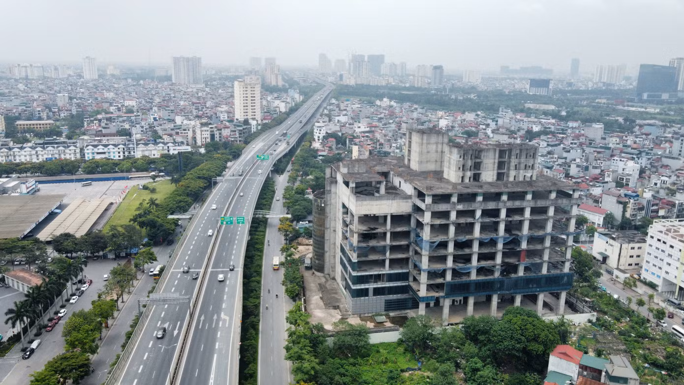 Dự án Habico Tower đến nay vẫn là khối bê tông hoang lạnh khiến nhiều người tỏ ra tiếc nuối mỗi khi đi qua toà cao ốc bỏ hoang trên "đất vàng" Thủ đô.