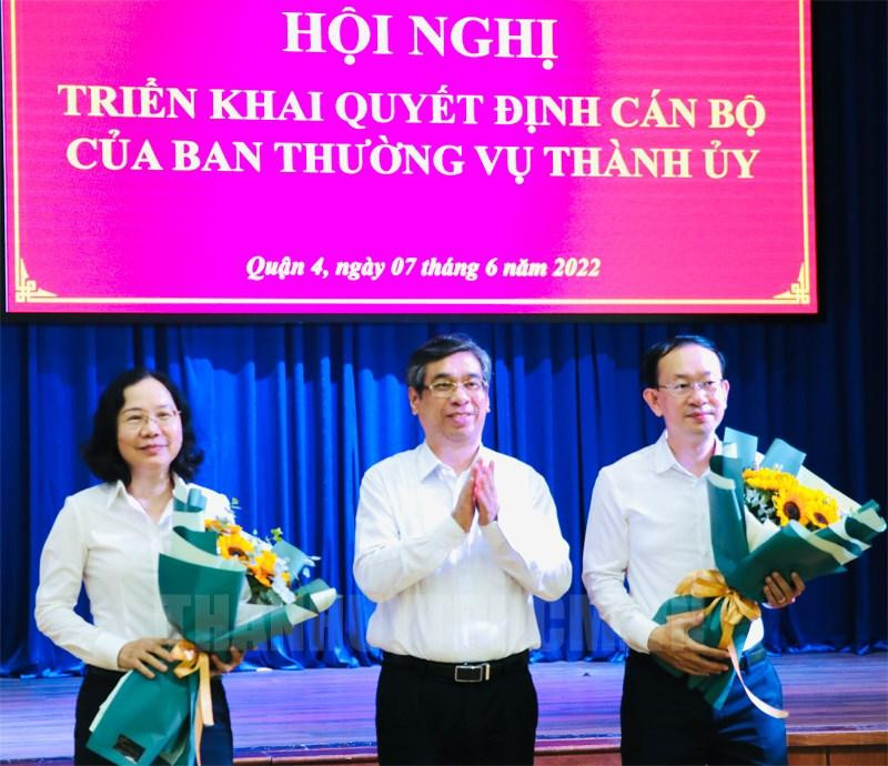 Trưởng Ban Tổ chức Thành ủy TPHCM Nguyễn Phước Lộc tặng hoa chúc mừng bà Thái Thị Bích Liên và ông Nguyễn Quốc Thái. Ảnh: Thành ủy TPHCM Trưởng Ban Tổ chức Thành ủy TPHCM Nguyễn Phước Lộc tặng hoa chúc mừng bà Thái Thị Bích Liên và ông Nguyễn Quốc Thái. Ảnh: Thành ủy TPHCM